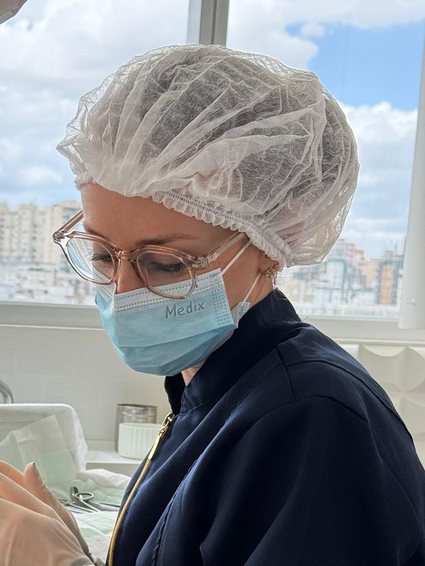 Dra. Bethina Sinhorelli preparando um atendimento no consultório